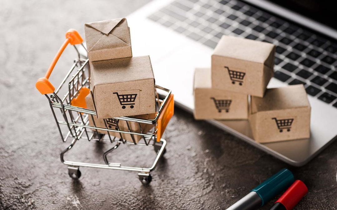 Selective focus of toy shopping cart with small carton boxes nea